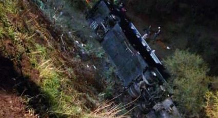 Tragedia en Jalostotitlán: Autobús de pasajeros cae a barranco y deja 40 heridos; chofer queda prensado