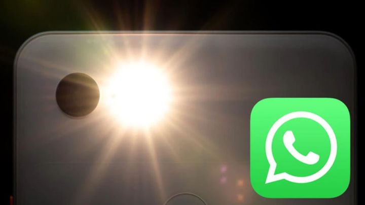 ¿Sabías qué el flash del móvil enciende con un mensaje de WhatsApp? Descúbrelo con este truco