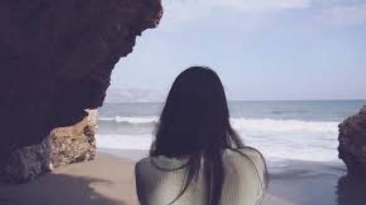 Se desata el pánico: Mujer resbala de acantilado, cae sobre rocas y muere frente a personas