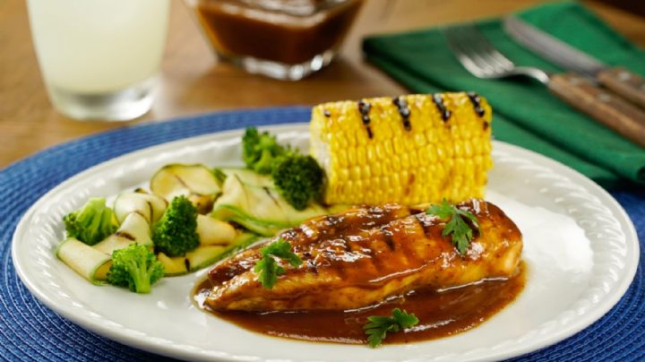 ¡Mezcla los sabores! Deleita a tu familia con este pollo en salsa de chile pasilla y tamarindo