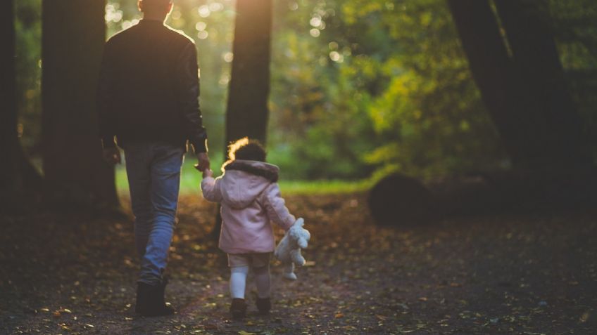 Estaba borracho: Un hombre vende a su hija para pagar sus deudas; su abuelo la salva