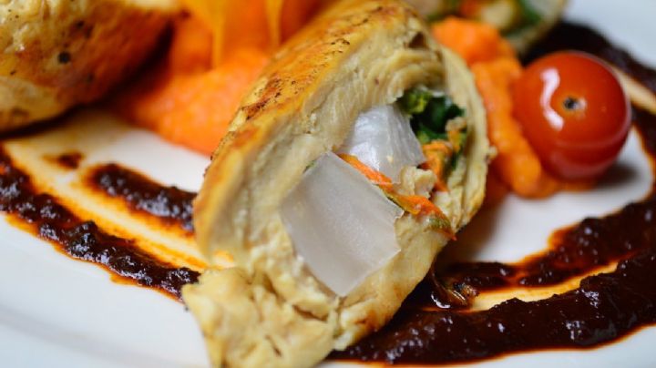 ¿Antojo de algo original? Disfruta de este rico pollo relleno de flores de calabaza