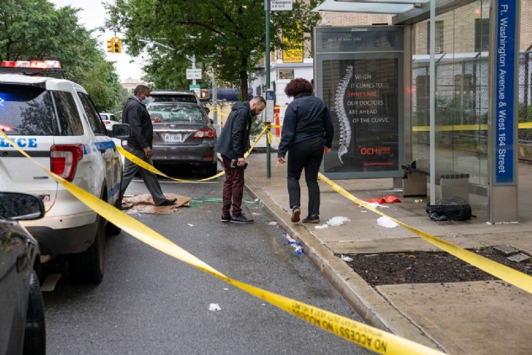 Julio Aponte golpeó a su esposa en una parada de autobús en Washington Heights