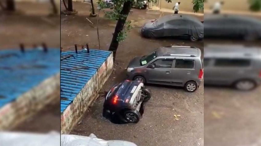 (VIDEO) Impresionante socavón en la India se 'traga' un auto en un estacionamiento