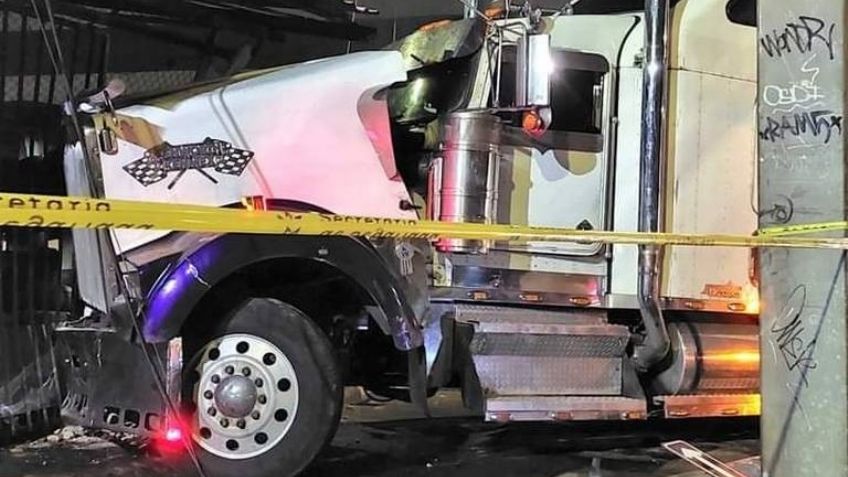 Jalisco: Mientras conducía, sicario le dispara en la cabeza a trailero; se estrelló en una casa