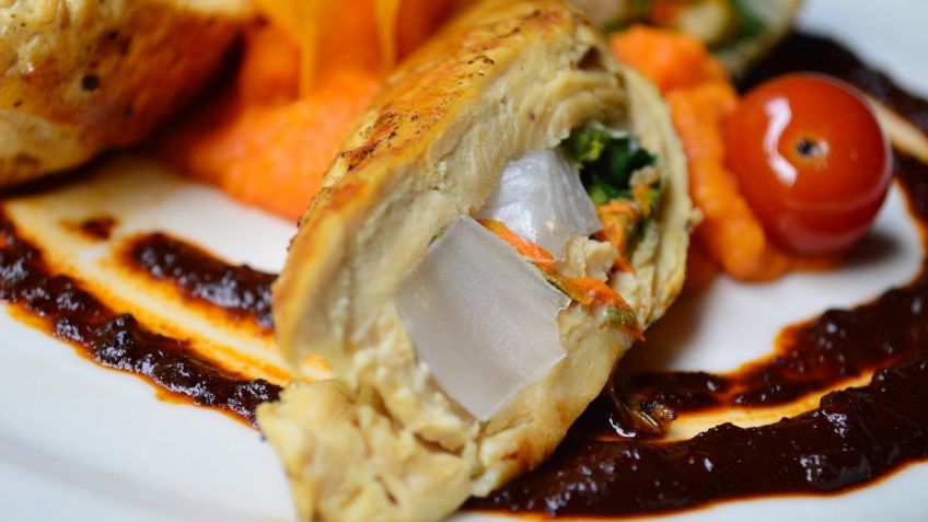 ¿Antojo de algo original? Disfruta de este rico pollo relleno de flores de calabaza