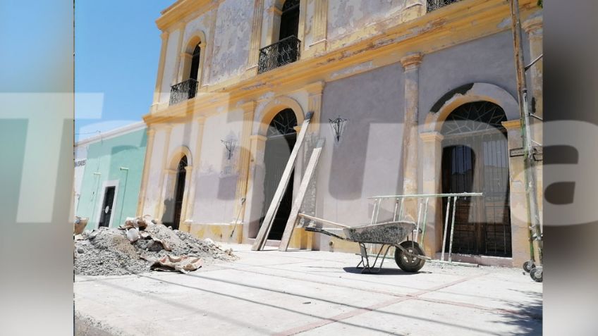 Personal trabaja en la rehabilitación de la emblemática 'Casona' en Cócorit