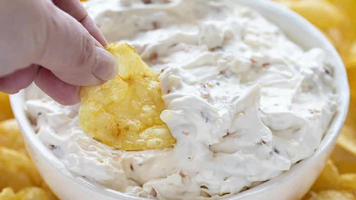Disfruta de tus botanas preferidas con el sabor de este delicioso 'dip' de cebolla