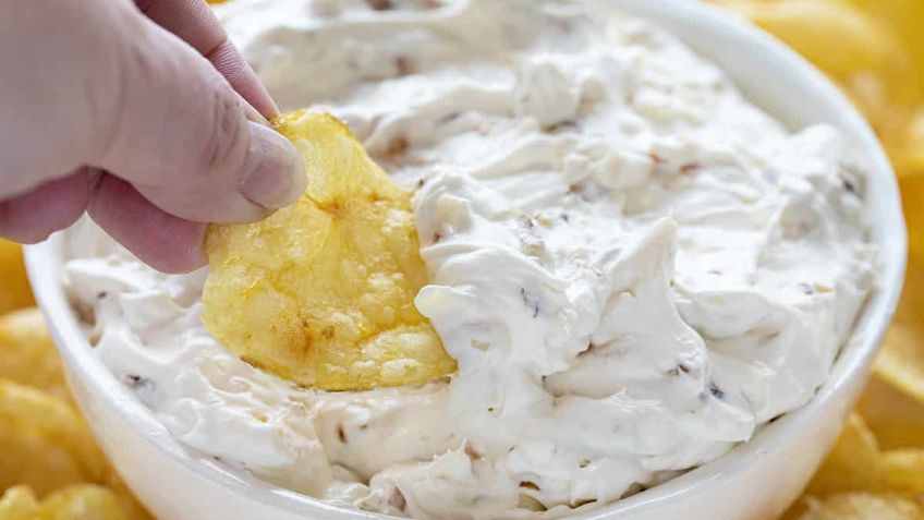 Disfruta de tus botanas preferidas con el sabor de este delicioso 'dip' de cebolla