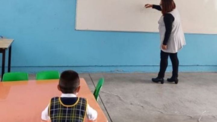 Padre aprovecha clases presenciales y manda a su hijo al kínder; era el único en su salón