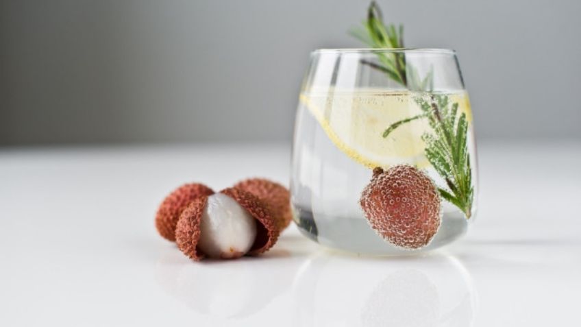 Dale batalla al calor con esta nutritiva agua de lichi y aprovecha el sabor de la temporada