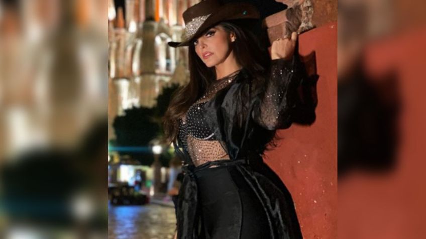 Ana Bárbara roba corazones al posar frente al espejo en bata de seda para estas FOTOS