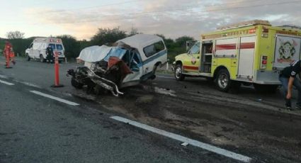 Fatal accidente: Tras perder el control, camioneta choca con tráiler; registran 3 muertos
