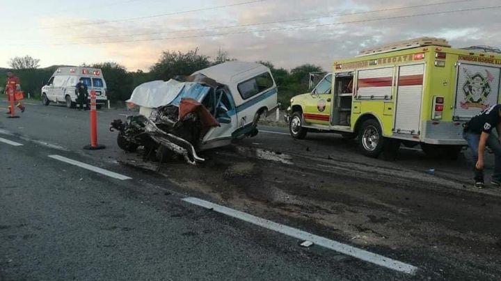 Fatal accidente: Tras perder el control, camioneta choca con tráiler; registran 3 muertos