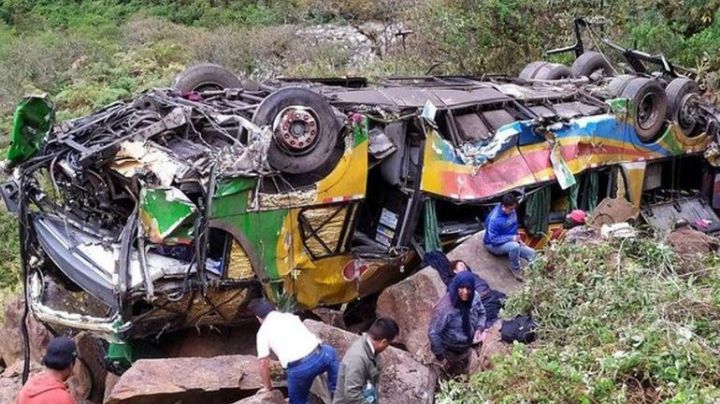 17 muertos y 14 heridos fue el saldo de un trágico accidente de un autobús en Perú