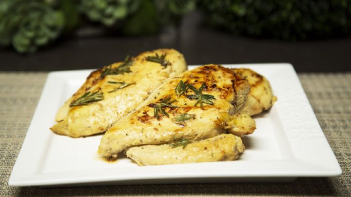 ¿No tienes idea de qué cenar? Este pollo en finas hierbas se convertirá en tu preferido