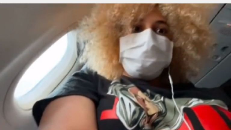 Tiktoker capta el momento en el que un hombre le toca el busto en un viaje de avión