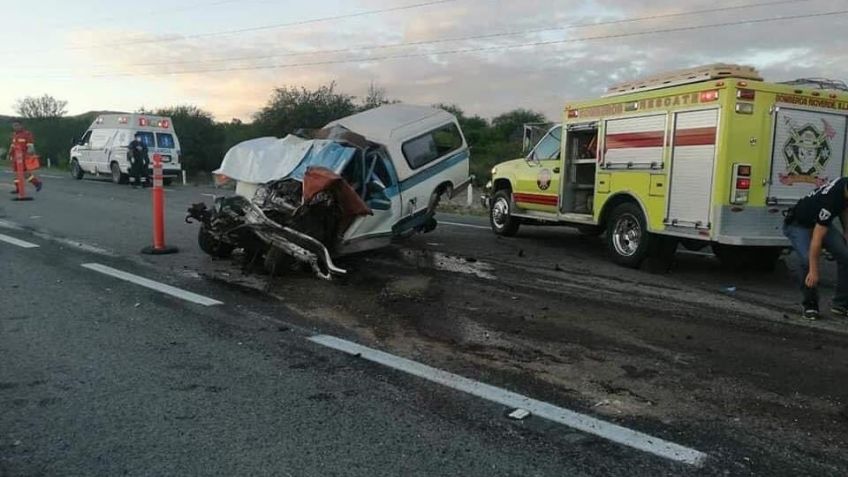 Fatal accidente: Tras perder el control, camioneta choca con tráiler; registran 3 muertos
