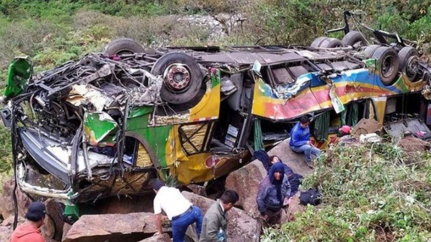 17 muertos y 14 heridos fue el saldo de un trágico accidente de un autobús en Perú