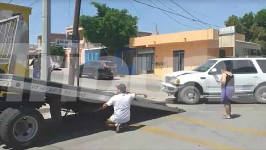 De camino a su casa, mujer protagoniza aparatoso choque en Guaymas; se impactó contra poste
