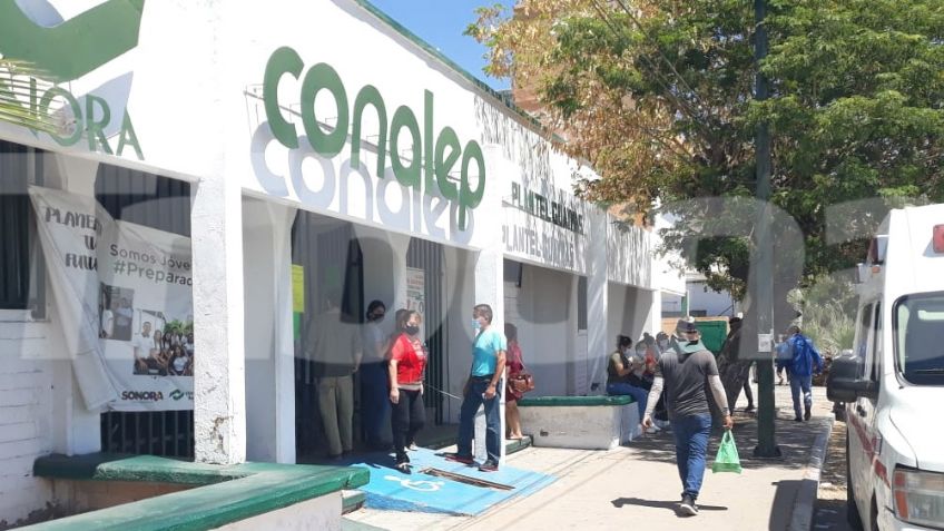 Adultos están en espera de la próxima vacunación contra Covid-19 en Guaymas