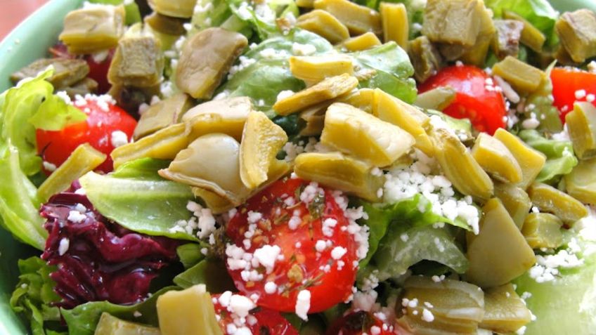 ¿Aún no sabes qué cenar? Esta ensalada de pollo con nopales y pepitas es muy saludable