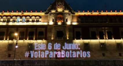 Grupos feministas proyectan mensaje contra AMLO en la fachada del Palacio Nacional