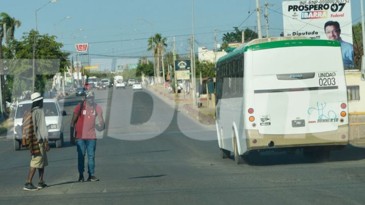 Migrantes llegan sin control a Navojoa; ciudadanos son quienes les dan ayuda