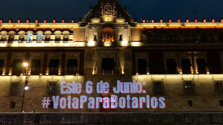 Grupos feministas proyectan mensaje contra AMLO en la fachada del Palacio Nacional