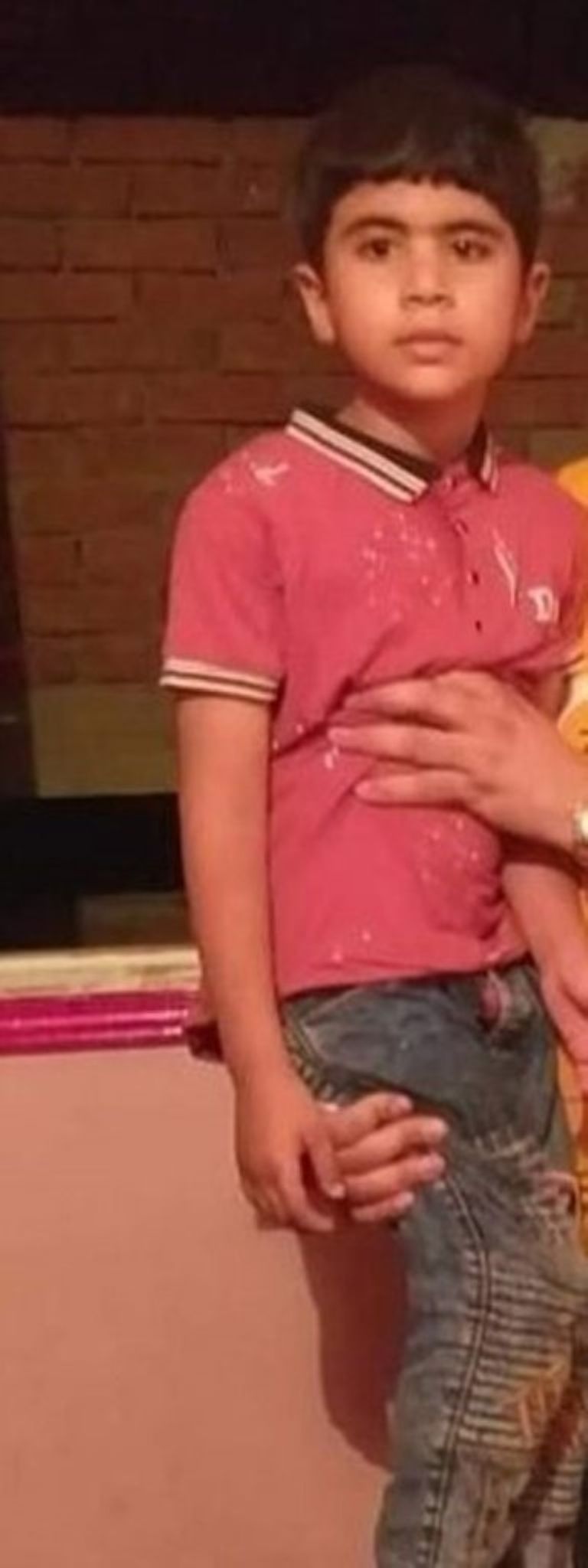 Muhammad D fue amarrado a un poste y bañado en miel para atraer abejas