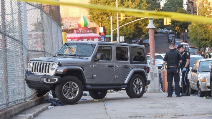 Conductor de un Jeep se sube a la banqueta y arrolla a seis integrantes de una familia