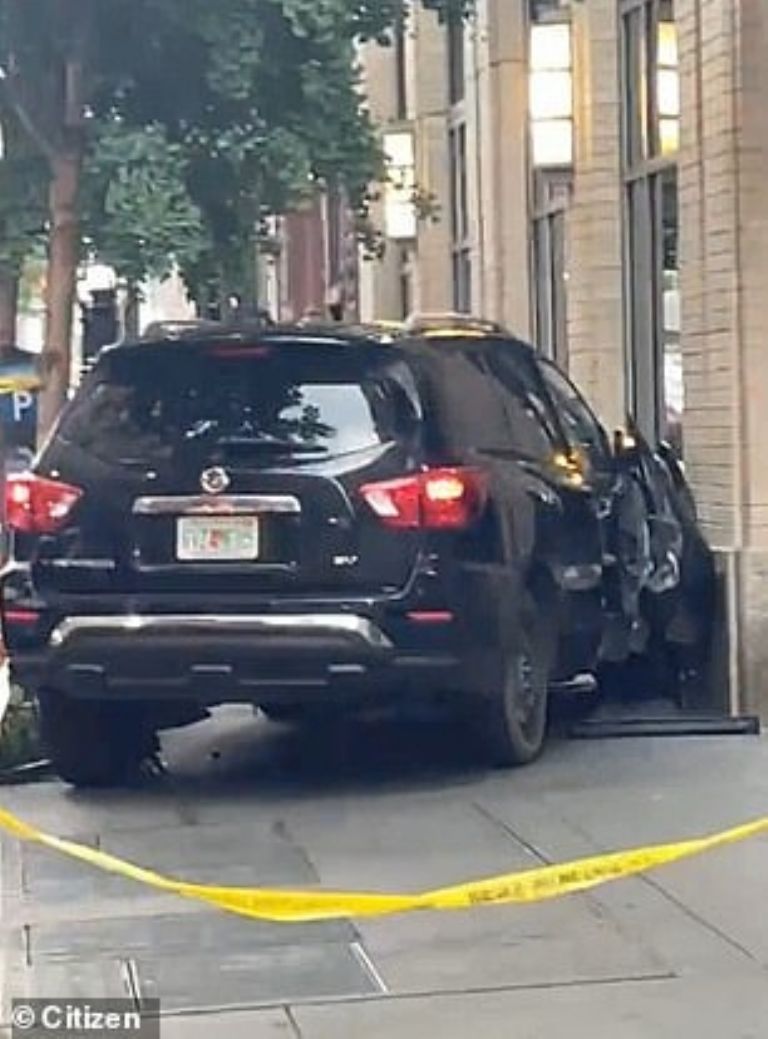 Apuñala a un hombre en manhattan, intenta huir y choca