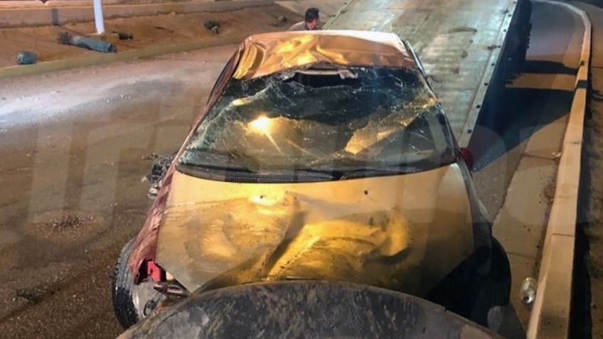 Automóvil se estrella contra camellón y vuelca en Guaymas; tripulantes huyen del lugar