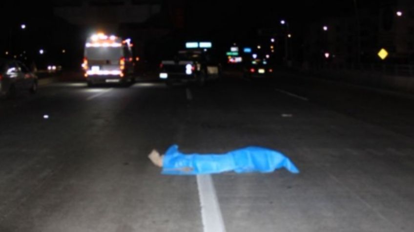 Muere peatón al intentar cruzar una autopista; el conductor abandonó el carro y huyó