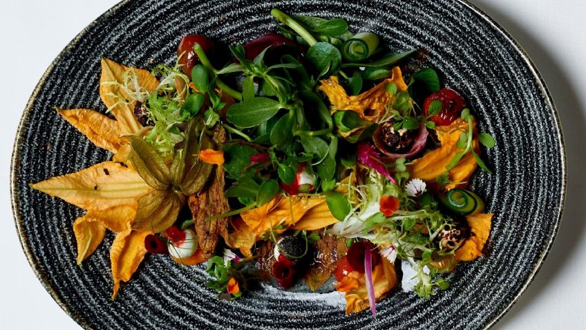 ¿No sabes qué cenar? Esta ensalada de flores de calabaza con pollo es una gran opción