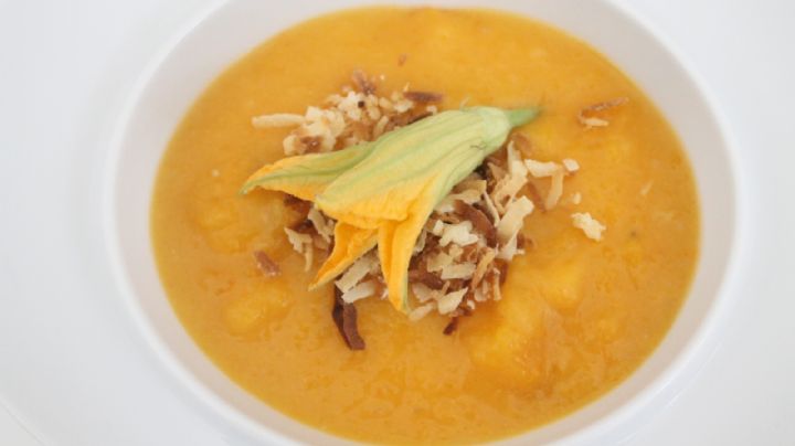 Amarás esta deliciosa receta de pollo con crema de elote y flores de calabaza