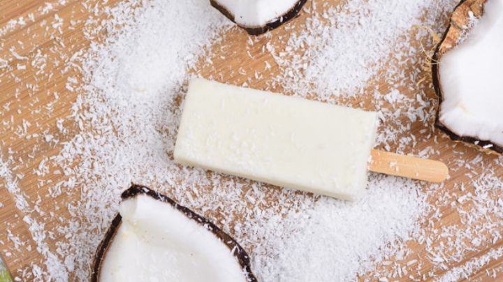 Disfruta del rico sabor del coco con estas sencillas y asombrosas  paletas heladas