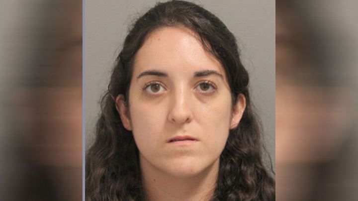 Maestra de secundaria abusa sexualmente de un estudiante de 16 años y dice que lo ama