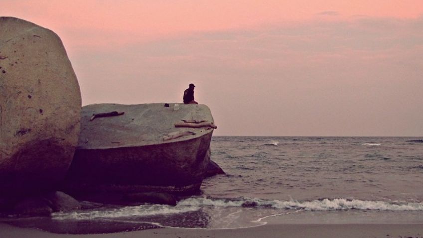 Fatal muerte: Esposa e hijo ven morir a hombre en el mar; se pegó en la cabeza con una roca