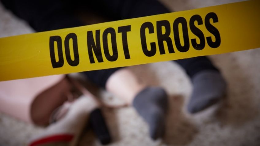 Adolescente toma a su hermanito y escapa de casa mientras sus papás se matan a tiros