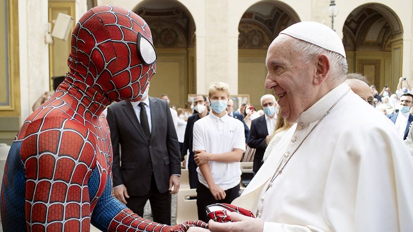El crossover que nadie esperaba: Spiderman saluda al Papa Francisco en el Vaticano