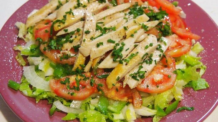¿Receta 'fitness'? Claro que sí, esta ensalada de pollo y hojas verdes será la cena ideal