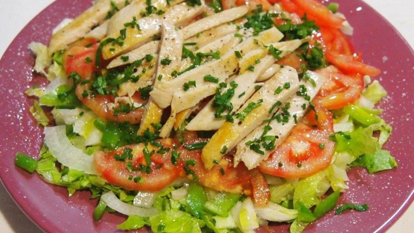 ¿Receta 'fitness'? Claro que sí, esta ensalada de pollo y hojas verdes será la cena ideal