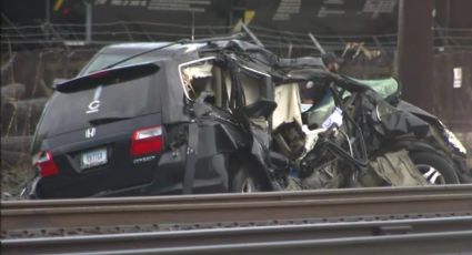 Trágico desenlace: Tren hace pedazos a una minivan; hay tres muertos y tres heridos