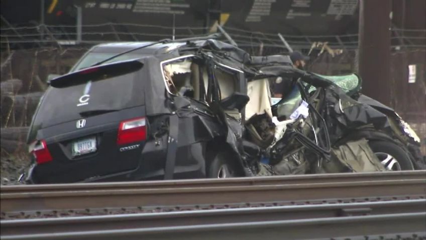 Trágico desenlace: Tren hace pedazos a una minivan; hay tres muertos y tres heridos