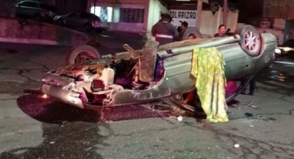Auto termina con las llantas arriba: Muere 1 hombre y 2 mujeres sufren graves heridas