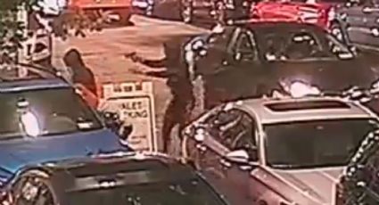 VIDEO: Cuatro sujetos atacan a balazos a un joven para robarle un reloj en plena calle
