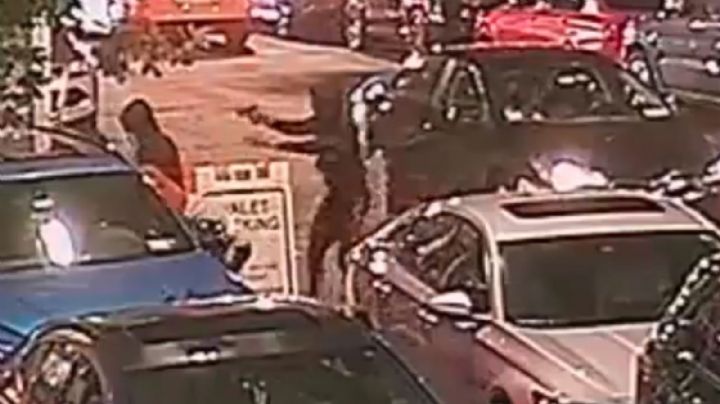 VIDEO: Cuatro sujetos atacan a balazos a un joven para robarle un reloj en plena calle