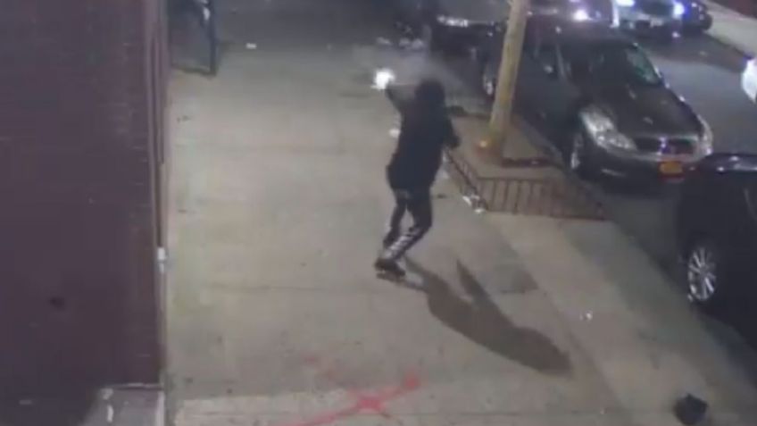 VIDEO: Momento en el que un hombre dispara contra una multitud en la calle; hay 2 heridos