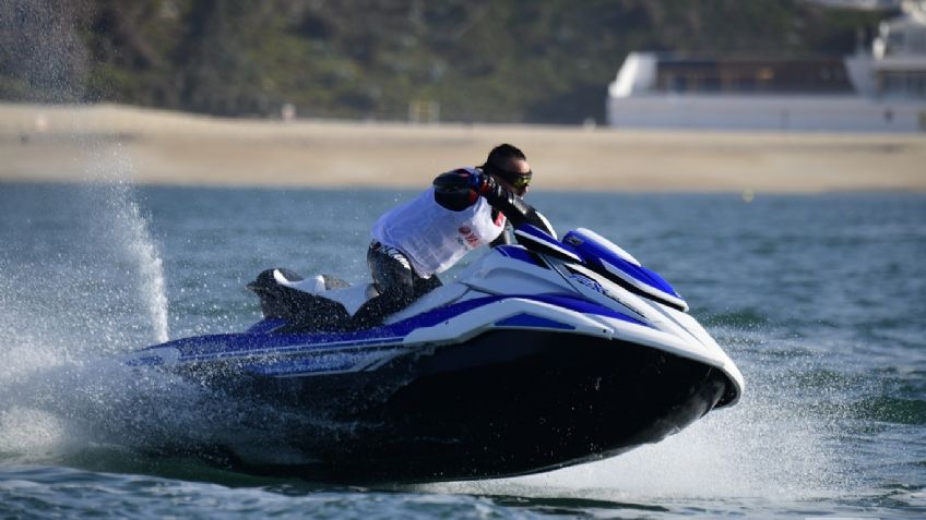 Ebrio golpea a una niña de 8 años mientras conducía una moto acuática en la playa